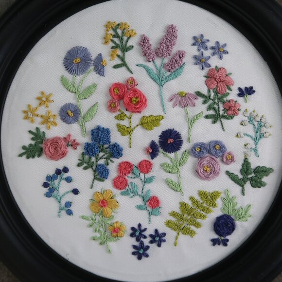 Circle Framed Embroidered Flowers Wildflower Wall Decor Hanging Embroidery - Picture 2 of 3